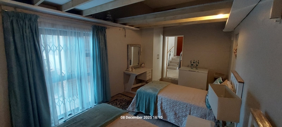 6 Bedroom Property for Sale in Wavecrest Eastern Cape